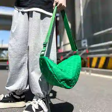 尼格尔 韩版棋盘格休闲饺子包运动机车包通勤超纤压纹面料单肩斜挎包 男女同款 多色