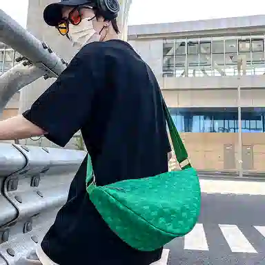 尼格尔 韩版棋盘格休闲饺子包运动机车包通勤超纤压纹面料单肩斜挎包 男女同款 多色