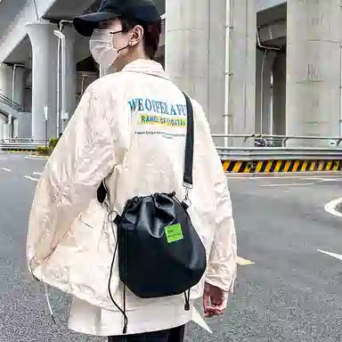 尼格尔 潮流抽绳超纤尼龙水桶包单肩斜挎包 男女同款 多色