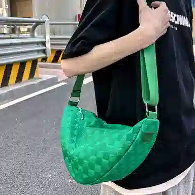 尼格尔 韩版棋盘格休闲饺子包运动机车包通勤超纤压纹面料单肩斜挎包 男女同款 多色