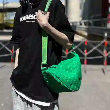 尼格尔 韩版棋盘格休闲饺子包运动机车包通勤超纤压纹面料单肩斜挎包 男女同款 多色