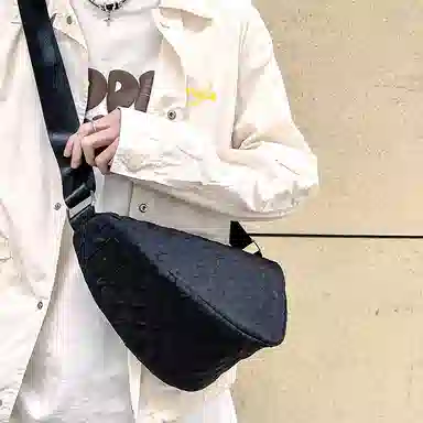 尼格尔 韩版棋盘格休闲饺子包运动机车包通勤超纤压纹面料单肩斜挎包 男女同款 多色