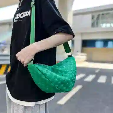 尼格尔 韩版棋盘格休闲饺子包运动机车包通勤超纤压纹面料单肩斜挎包 男女同款 多色