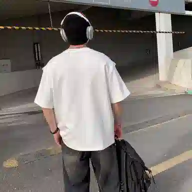西行纪 美式解构金属绑带垫肩解构硬挺设计重磅太空棉高街风字母印花圆领百搭短袖搭配迷彩阔腿痞帅垂感拖地牛仔裤休闲运动套装 男女同款