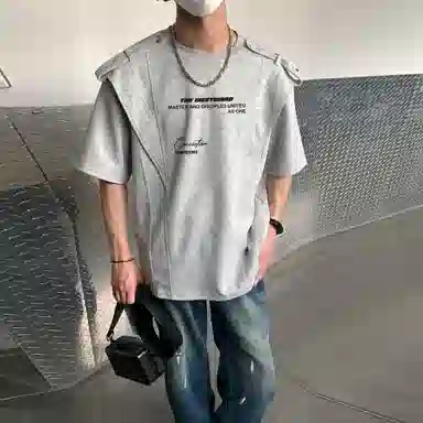西行纪 美式解构金属绑带垫肩解构硬挺设计重磅太空棉高街风字母印花圆领百搭短袖搭配迷彩阔腿痞帅垂感拖地牛仔裤休闲运动套装 男女同款
