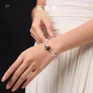 石头记 原创设计师款沉香 晶莹剔透 温润柔和细腻 净心 清冷氛围感天然 白水晶 手串 女款