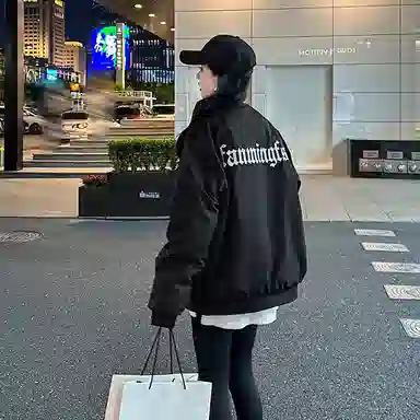 玉儿恋 休闲字母印花棒球领落肩宽松拉链长袖棉服 女款