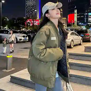 玉儿恋 休闲字母印花棒球领落肩宽松拉链长袖棉服 女款