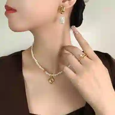 925