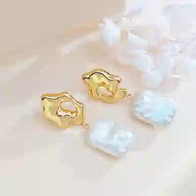 925