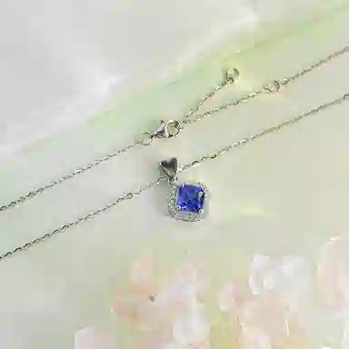 925