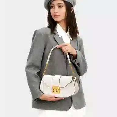 ROBERTA DI CAMERINO R