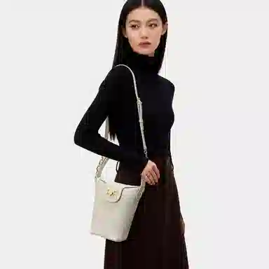 ROBERTA DI CAMERINO R