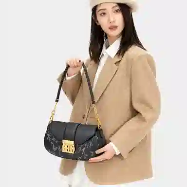 ROBERTA DI CAMERINO R