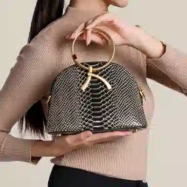 ROBERTA DI CAMERINO R