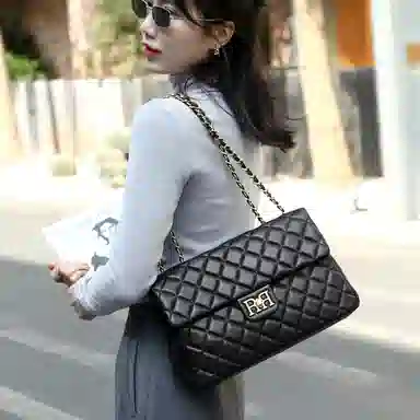 ROBERTA DI CAMERINO R