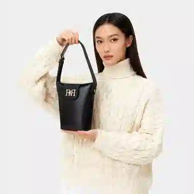 ROBERTA DI CAMERINO R