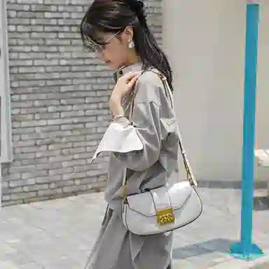 ROBERTA DI CAMERINO R