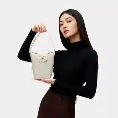 ROBERTA DI CAMERINO R