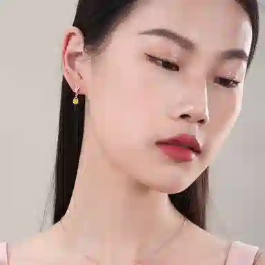 925