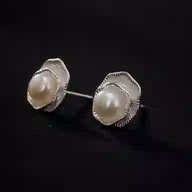 925