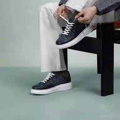 THOM WILLS trainer