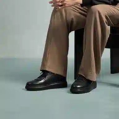 THOM WILLS trainer