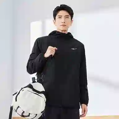 鸿星尔克 综训系列 防泼水防风风壳透气百搭纯色连帽运动通勤风衣外套夹克 男女同款 正黑