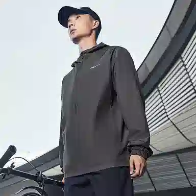 鸿星尔克 综训系列 防泼水防风风壳透气百搭纯色连帽运动通勤风衣外套夹克 男女同款 深灰