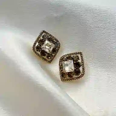 双生恋 菱形满锆爆闪耳扣小众设计感百搭时尚精致日常通勤约会耳饰轻奢高级感 铜合金 耳环 女款