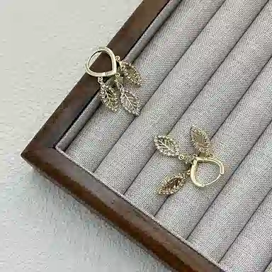 双生恋 金色树叶造型耳坠小巧耳扣小众设计感百搭时尚精致日常通勤约会耳饰轻奢高级感 铜 耳环 女款