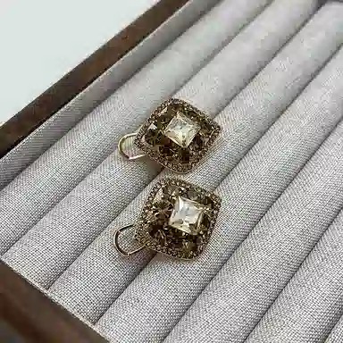 双生恋 菱形满锆爆闪耳扣小众设计感百搭时尚精致日常通勤约会耳饰轻奢高级感 铜合金 耳环 女款