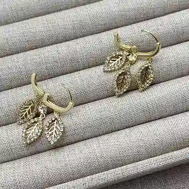 双生恋 金色树叶造型耳坠小巧耳扣小众设计感百搭时尚精致日常通勤约会耳饰轻奢高级感 铜 耳环 女款