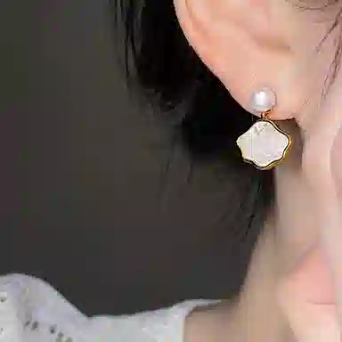 品彩 轻奢小众设计感白色贝壳气质百搭显年轻 淡水珍珠 耳环 女款