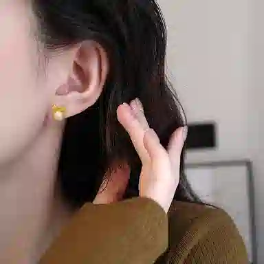 925
