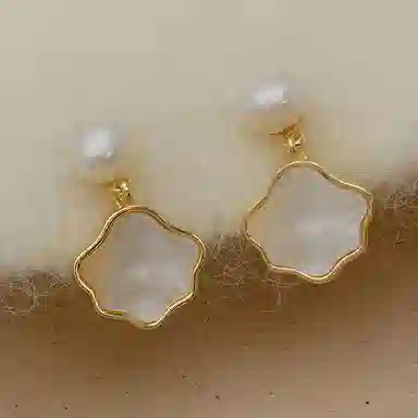 品彩 轻奢小众设计感白色贝壳气质百搭显年轻 淡水珍珠 耳环 女款