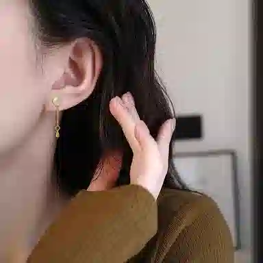 925