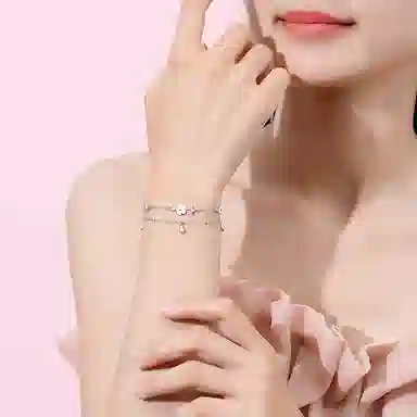 925