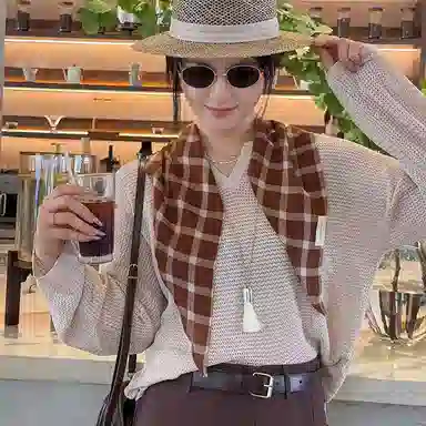 艾佳微 美拉德配色暖色调格子高级感小披肩外搭护颈围巾系领巾护脖 聚酯纤维 丝巾 男女同款情侣款