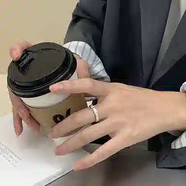 925