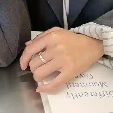 925
