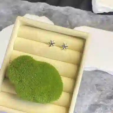 925