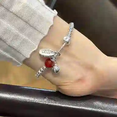 925