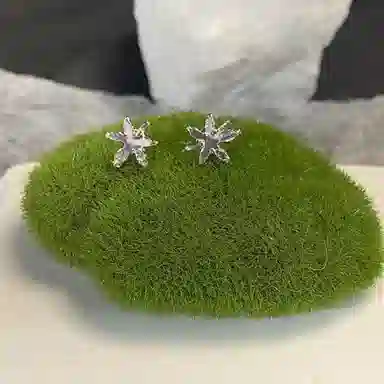 925