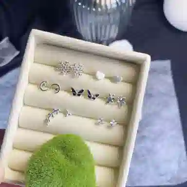 925