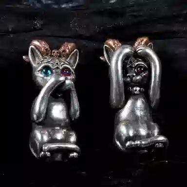 Baishu Black Ice Cat Necklace