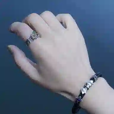 925