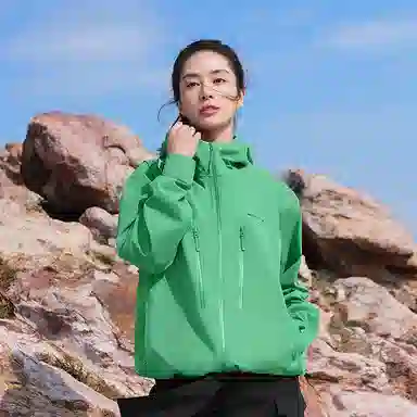 波司登  功能服饰系列 纯色拉链连帽轻薄通勤户外轻量软壳  防水防风耐磨透气防雨冲锋衣 男女同款