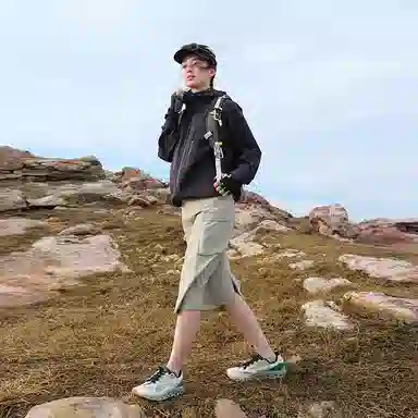 波司登  功能服饰系列 纯色拉链连帽轻薄通勤户外轻量软壳  防水防风耐磨透气防雨冲锋衣 男女同款