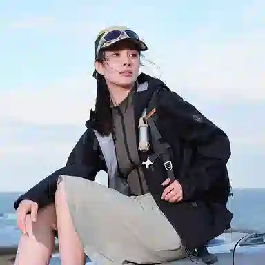 波司登  功能服饰系列 轻盈纯色户外机能单层软壳下摆抽绳可调节风帽  防水防风透气耐磨冲锋衣 男款